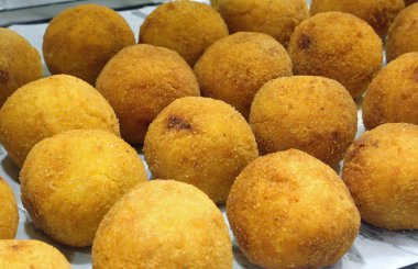 Sicilya kroket arancini İtalyanca dil denilen pirinç domates mozzarella ve pilav ile doldurulmuş