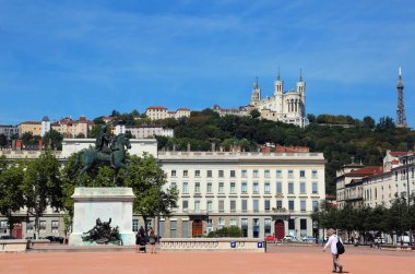 Lyon Fransa Ana Meydanı denilen Place Bellecour ve bazilika hill ve Louis XIV atlı heykeli üzerinde