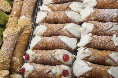 tipik Sicilya cannoli ricotta ile doldurulmuş ve meyve şekerlenmiş