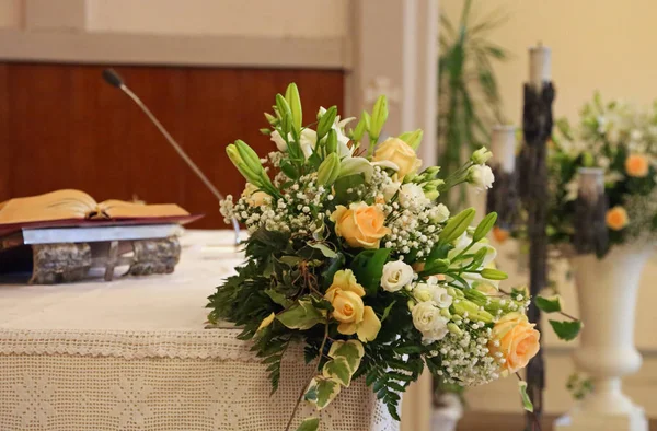 Decorazioni Bibliche Floreali Altare Della Chiesa Cristiana Durante Celebrazione Eucaristica — Foto Stock