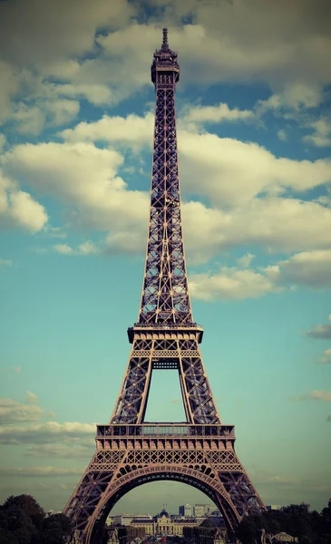 Eiffelova Věž Paříži Francie Modrou Oblohu Bílé Mraky Vintage Starý — Stock fotografie