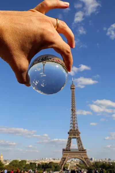 Mão Turista Com Uma Grande Esfera Vidro Torre Eiffel Paris — Fotografia de Stock