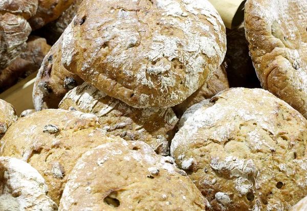 背景的许多面包全麦面包出售在有机食品商店 — 图库照片