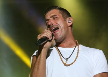 Vicenza, VI, İtalya - 5 Eylül 2017: Live konser, Gabbani Francesco ünlü İtalyan şarkıcı-söz yazarı ve müzisyen