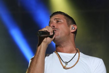 Vicenza, VI, İtalya - 5 Eylül 2017: Live konser, Gabbani Francesco ünlü İtalyan şarkıcı-söz yazarı ve müzisyen