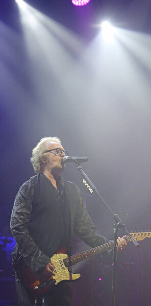 Падуя, штат Пенсильвания, Италия - 19 мая 2017 года: Live Concert в помещении Умберто Тоцци, итальянского поп и рок-певца и компаньона
