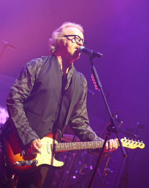 Падуя, штат Пенсильвания, Италия - 19 мая 2017 года: Live Concert в помещении Умберто Тоцци, итальянского поп и рок-певца и компаньона
