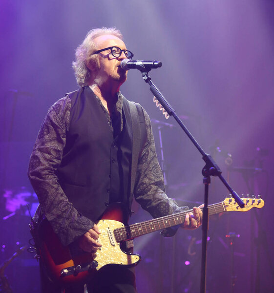 Падуя, штат Пенсильвания, Италия - 19 мая 2017 года: Live Concert в помещении Умберто Тоцци, итальянского поп и рок-певца и компаньона
