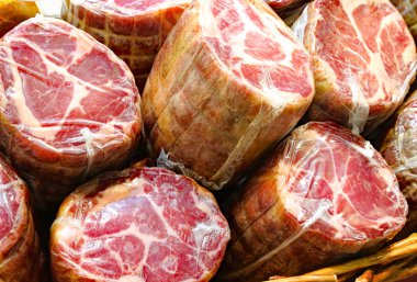 Capocollo domuz tarafından alınan ve kasap dükkanı Satılık plastik saklama kapları ambalajlı İtalya denilen salam