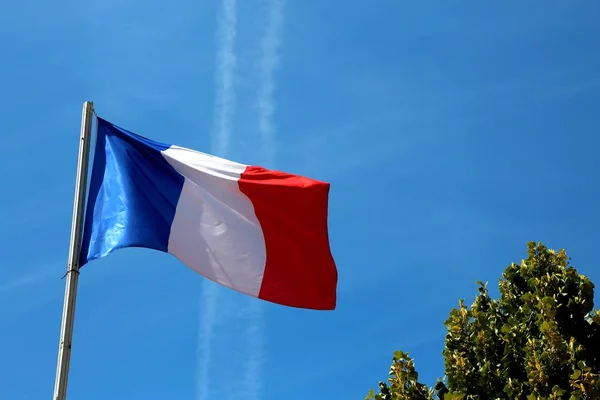 Grandes Olas Bandera Francesa Cielo Azul — Foto de Stock
