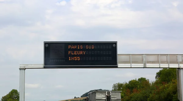 Señal Tráfico Electrónico Autopista Francesa Con Las Direcciones Tiempo Viaje —  Fotos de Stock