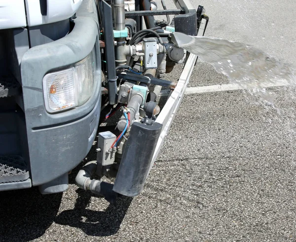 Vrachtwagen Sprays Een Straal Water Wassen Het Asfalt Van Weg — Stockfoto