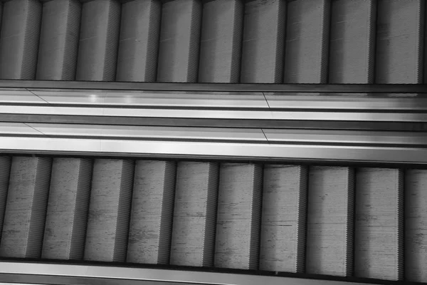 Δύο Μεγάλες Κυλιόμενες Σκάλες Στο Mall Χωρίς Ανθρώπους Οριζόντια — Φωτογραφία Αρχείου
