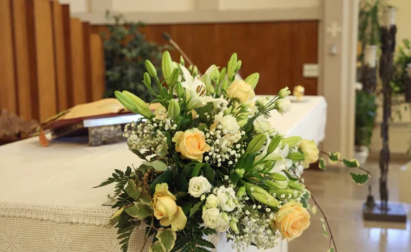 Weiße Blumen Auf Dem Altar Einer Kirche Ihn Für Eine — Stockfoto