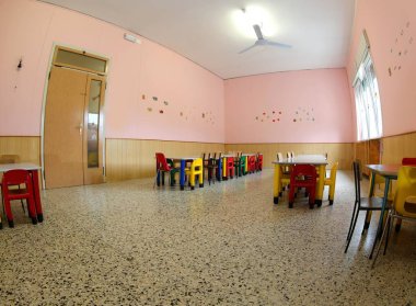 küçük tablolar ve küçük olan çocuklar için bir okul yemekhane içinde çocuklar için uygun sandalye