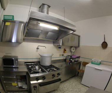 çelik soba ve gaz sobası yukarıda bir dev alüminyum tencere ile büyük endüstriyel mutfak