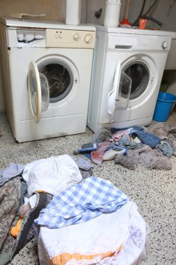 iki eski çamaşır makineleri ve paçavralar içinde eski bir yetimhane çamaşır odası