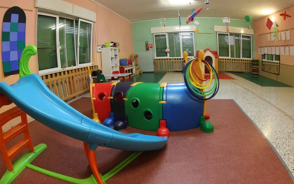 Intérieur Une Maternelle Avec Nombreux Jouets Une Glissière Plastique — Photo