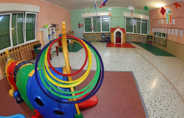 たくさんのおもちゃを幼稚園の広いホール — ストック写真