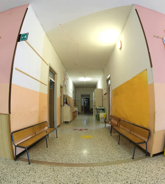 Bir Hemşirelik Okulu Balıkgözü Lens Tarafından Çocuksuz Bir Okul Salonu — Stok fotoğraf