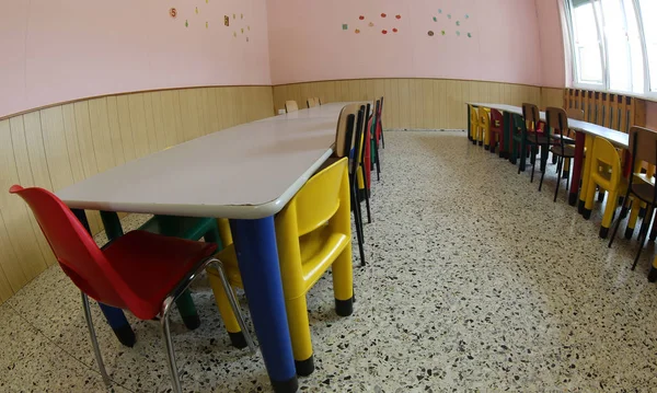 Kleine Stühle Und Tische Der Mensa Der Kinderkrippe — Stockfoto