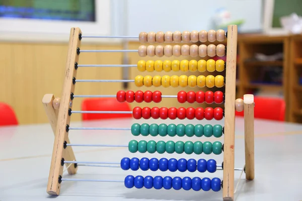 Renkli Ahşap Abacus Saymak Öğrenmek Için Okul Çocukları Tarafından Kullanılan — Stok fotoğraf