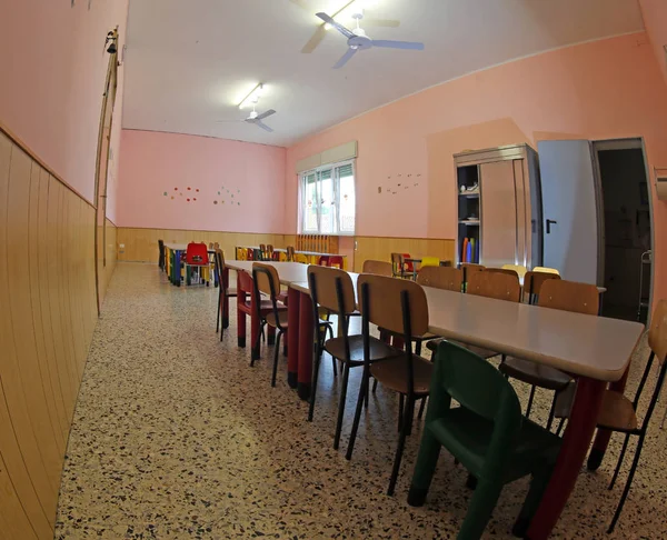 テーブルと椅子 子供のいない幼稚園の大食堂 — ストック写真