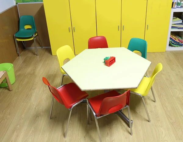 Dentro Classe Uma Escola Com Cadeiras Pequenas Mesa Hexagonal Para — Fotografia de Stock