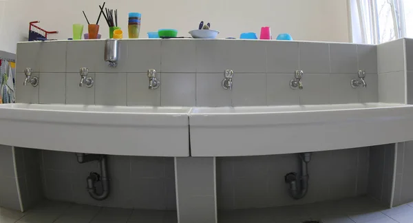Spoelbakken Voor Het Reinigen Badkamer Van Kwekerij Zonder Kinderen — Stockfoto