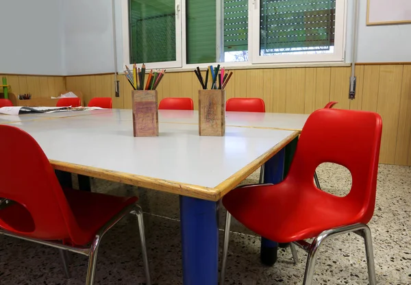 Interior Uma Sala Aula Uma Escola Com Cadeiras Vermelhas Lápis — Fotografia de Stock