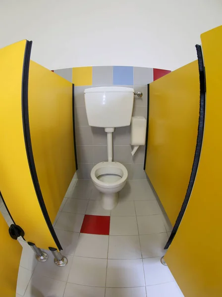 Kidsn なく黄色いドアと保育園のバスルーム内のトイレ目レンズ — ストック写真