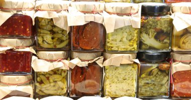 Akdeniz bölgesinde sebze korumak için cam kavanozlar