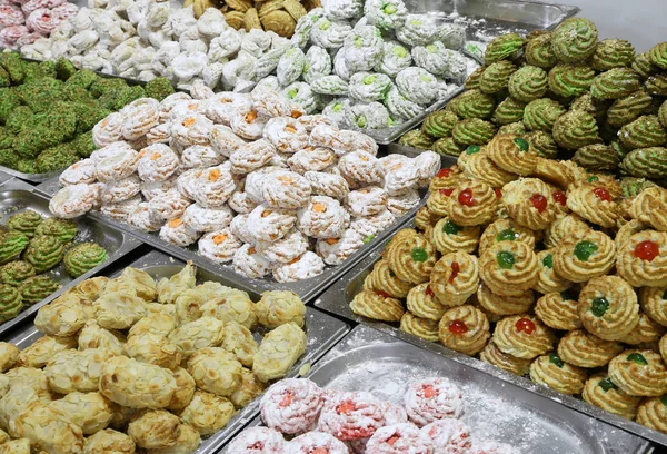 Wiele Ciastka Ciasteczka Wykonane Migdałów Wklej Kandyzowane Owoce Sprzedaż Sprzedaż — Zdjęcie stockowe