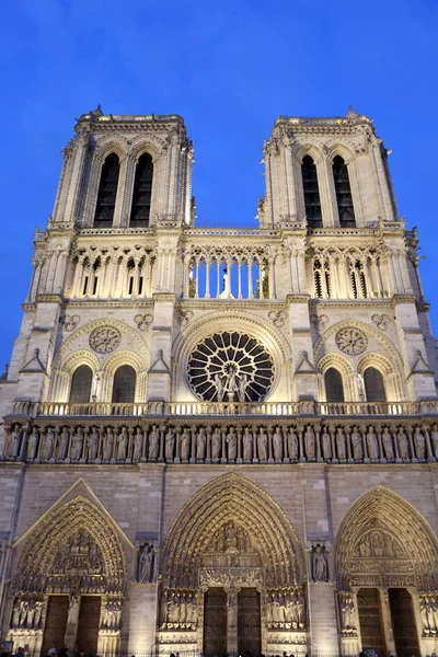 巴黎圣母院教堂的门面在晚上被照亮 — 图库照片