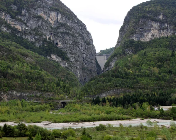 有名な廃ダム Vajont のダムと呼ばれる北イタリアのために数千人が死亡しました — ストック写真