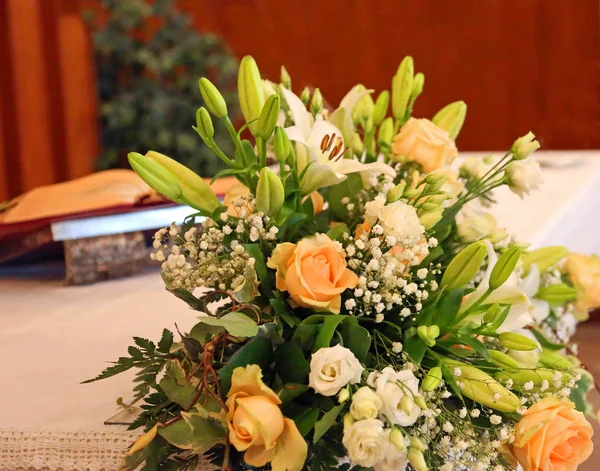 Flores Decorar Altar Uma Igreja Para Casamento — Fotografia de Stock