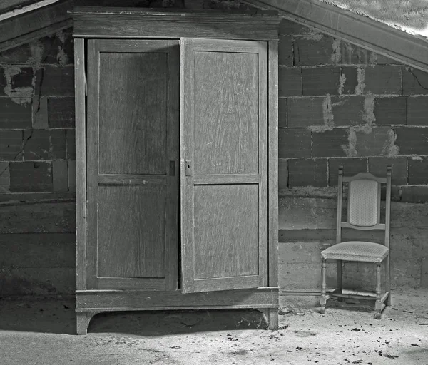木制衣柜和椅子在无人居住的阁楼与黑色和白色的效果 — 图库照片