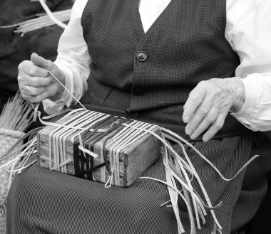 Hasır çanta oluşturulurken bir kadının elleri