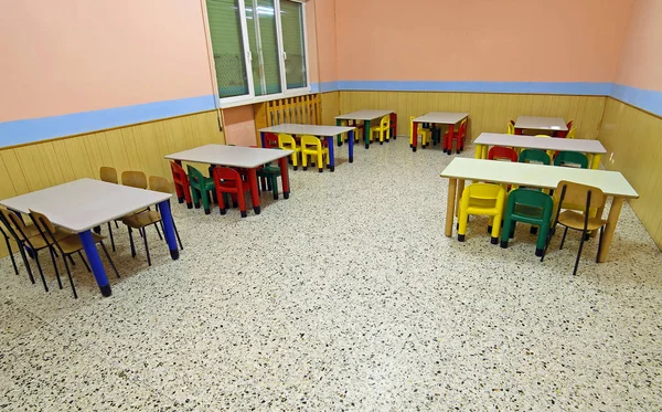 Tische Und Stühle Großen Speisesaal Einer Kinderschule — Stockfoto