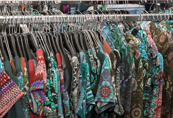 Stall Med Begagnade Vintage Kläder Hängande Till Salu — Stockfoto