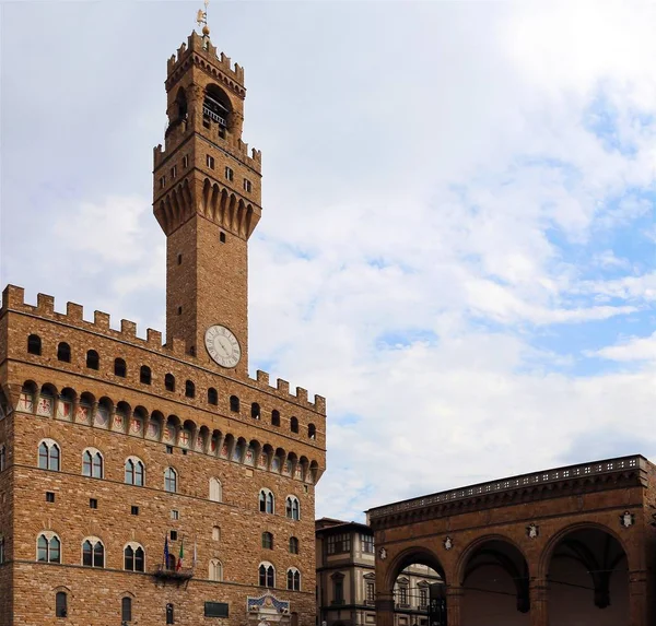 フィレンツェの旧王宮広場で古代の塔とイタリアのヴェッキオ宮殿とも呼ばれる — ストック写真