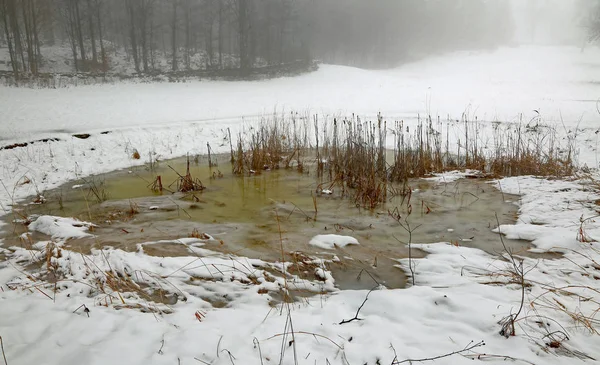 Frozen Pond Winter Amidst Field White Snow Mountains — Stock Photo, Image