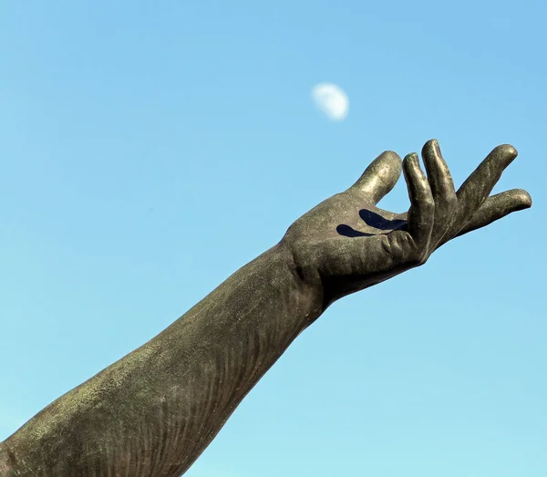 Mano Estatua Tratando Atrapar Luna Cielo Azul — Foto de Stock