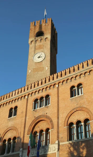 シニョーリ広場トレヴィーゾ イタリア三百の宮殿と呼ばれるレンガのファサード時計塔 — ストック写真