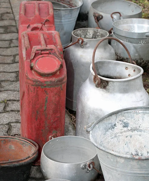 Oude Opslaglocaties Emmers Gebruikt Voor Het Vervoer Van Melk — Stockfoto