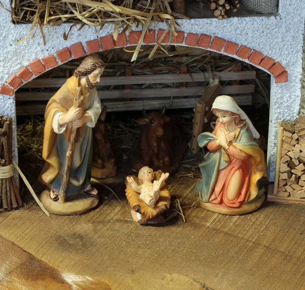 Traditionelle Krippe Mit Der Heiligen Familie Und Dem Jesuskind — Stockfoto