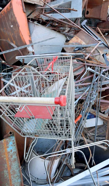 Velho Carrinho Compras Reciclagem Material Ferroso Para Descarte — Fotografia de Stock