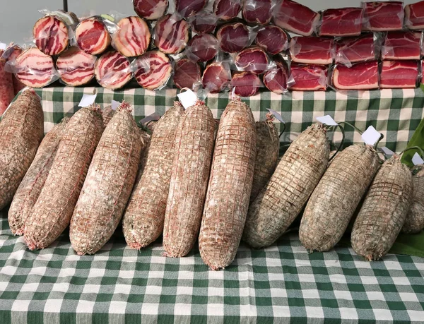 Fleisch Und Italienische Salami Zum Verkauf Bauernhof Typisch Für Norditalien — Stockfoto