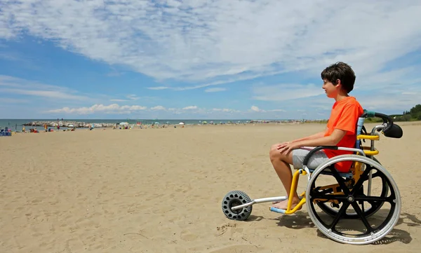 Jongen Met Oranje Shirt Zittend Speciale Rolstoel Met Aluminium Velgen — Stockfoto