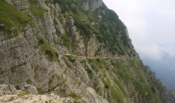 Uzun Yol Yokuş Yukarı Sis Ile Dağlarda — Stok fotoğraf